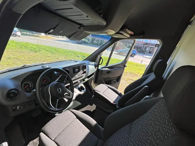 Fahrerhaus von der Fahrerseite: Multifunktionslenkrad, Instrumente und zwei Komfortsitze mit Armlehnen