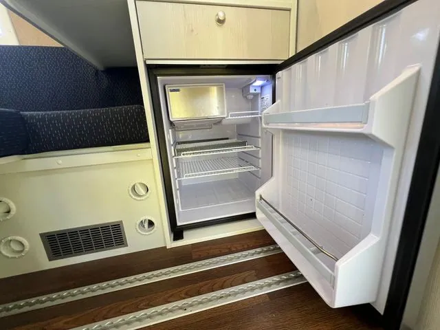 Geöffneter Kühlschrank mit Gefrierfach