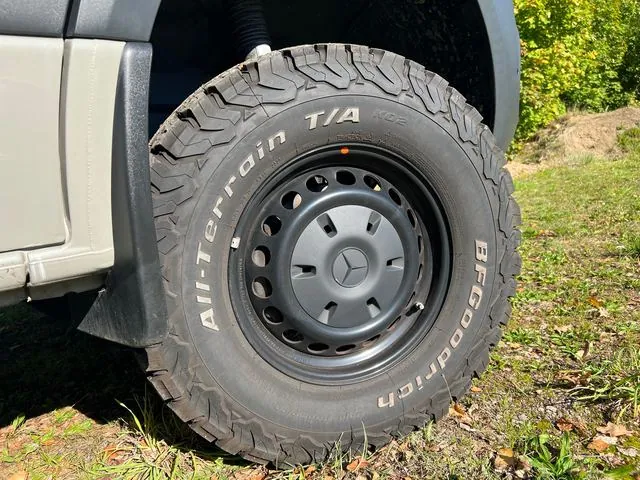 Hinterrad mit BFGoodrich All-Terrain T/A KO2 auf schwarzer Stahlfelge